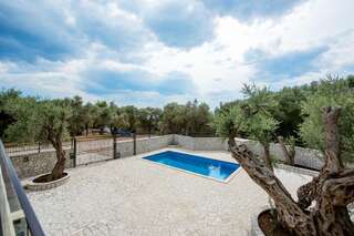 Апартаменты Adria lux apartmens 2 Свети-Стефан Апартаменты с 2 спальнями, террасой и видом на сад-3